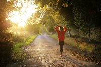 Walking yoga is razend populair, en dit is waarom