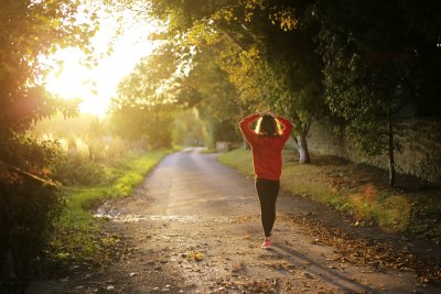 Walking yoga is razend populair, en dit is waarom