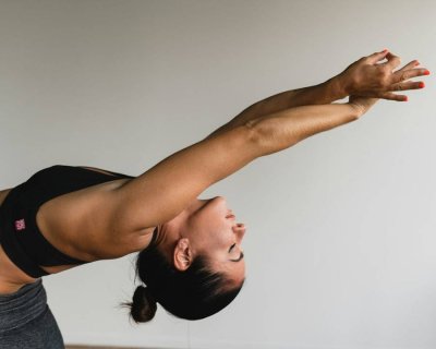 Deze trage yogastijl doet meer voor je lijf dan stretchen